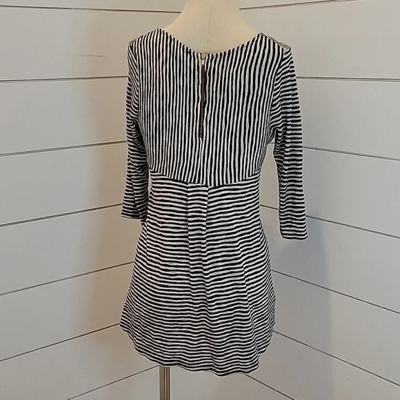 W5 black and white zipper back top - Picture 2 of 5